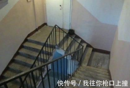 |搞笑GIF趣图：妹子，你这是打扰男朋友玩游戏的结果吧!