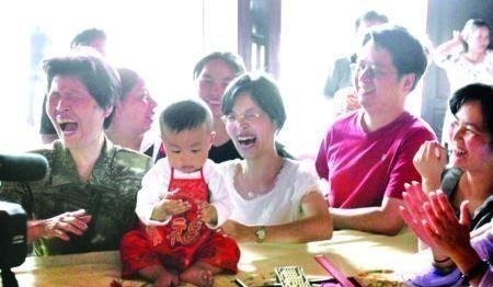 小王|全家围观孩子“抓周”,宝宝径直爬向这玩意,奶奶低呼这下完了