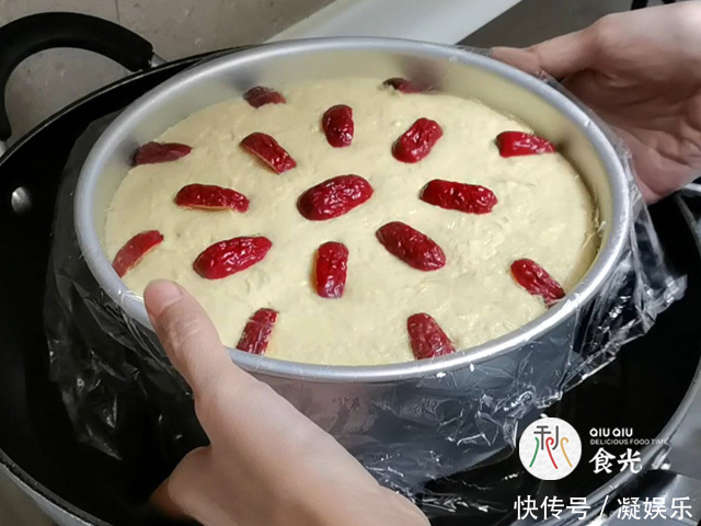 玉米面发糕不粘不塌陷、香甜松软有技巧,手不沾面筷子1搅就做好