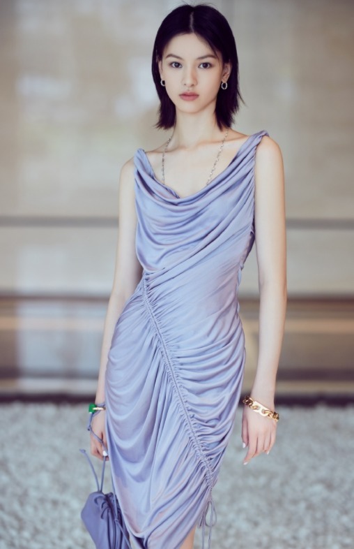 大长腿|邱天身材比例绝了!穿一袭黑色吊带连衣裙高贵大气,气场不输超模