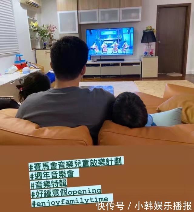 别墅|霍启刚搂孩子看电视,1.5亿别墅装修超普通,客厅空调都发黄了