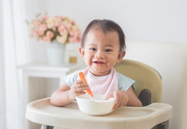 喝奶|宝宝开始吃辅食之后,辅食和奶的进食顺序别搞混,不然会影响健康