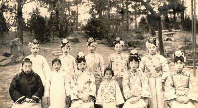 尸体|皇后婉容惨死在监狱中,尸体被扔进下水道,全身仅剩一物件