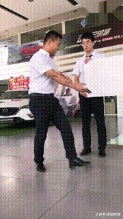 |搞笑GIF: 昨天领女友回家吃饭 全家人大气都不敢喘一下