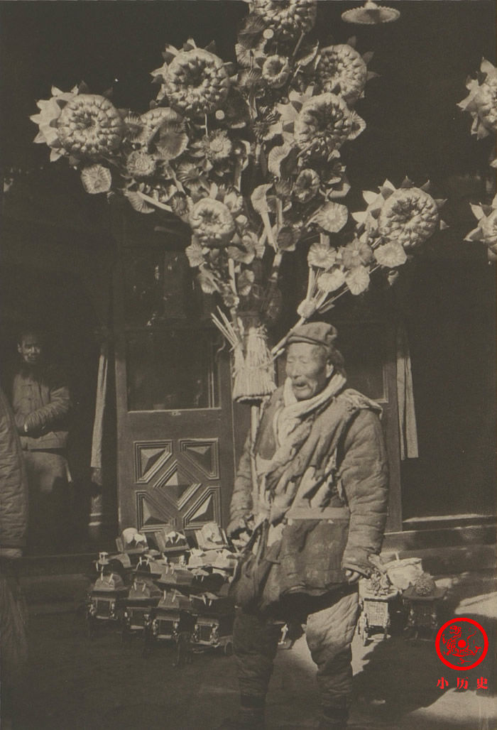 北洋时代|百年前老照片：新年来临商贩卖漂亮绢花，年轻驼夫开怀大笑