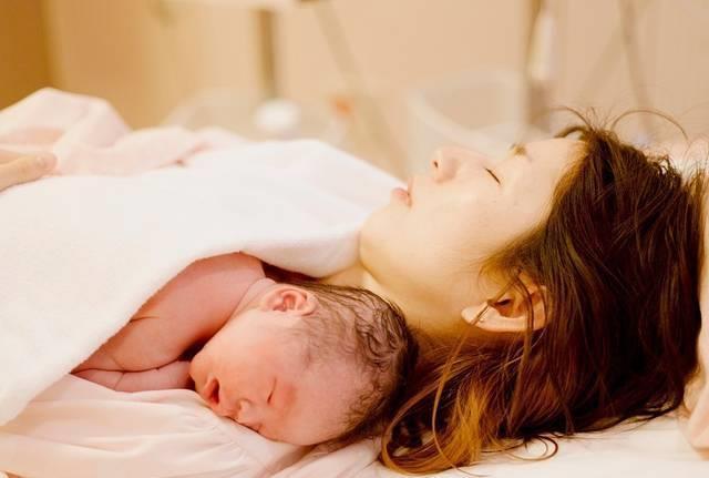 生完宝宝不久经常腰疼?过来人:抱娃姿势错误及孕期不注意都有关