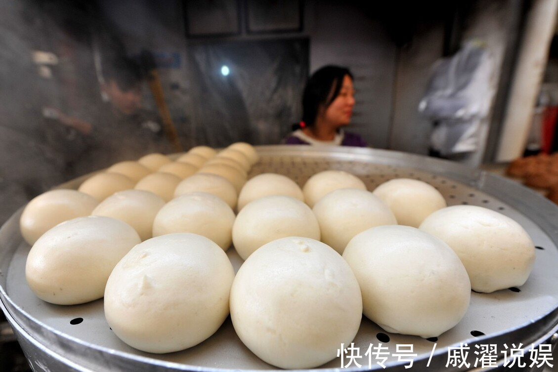面团|蒸馒头，用冷水还是热水教你小技巧，馒头白胖不回缩，越嚼越香