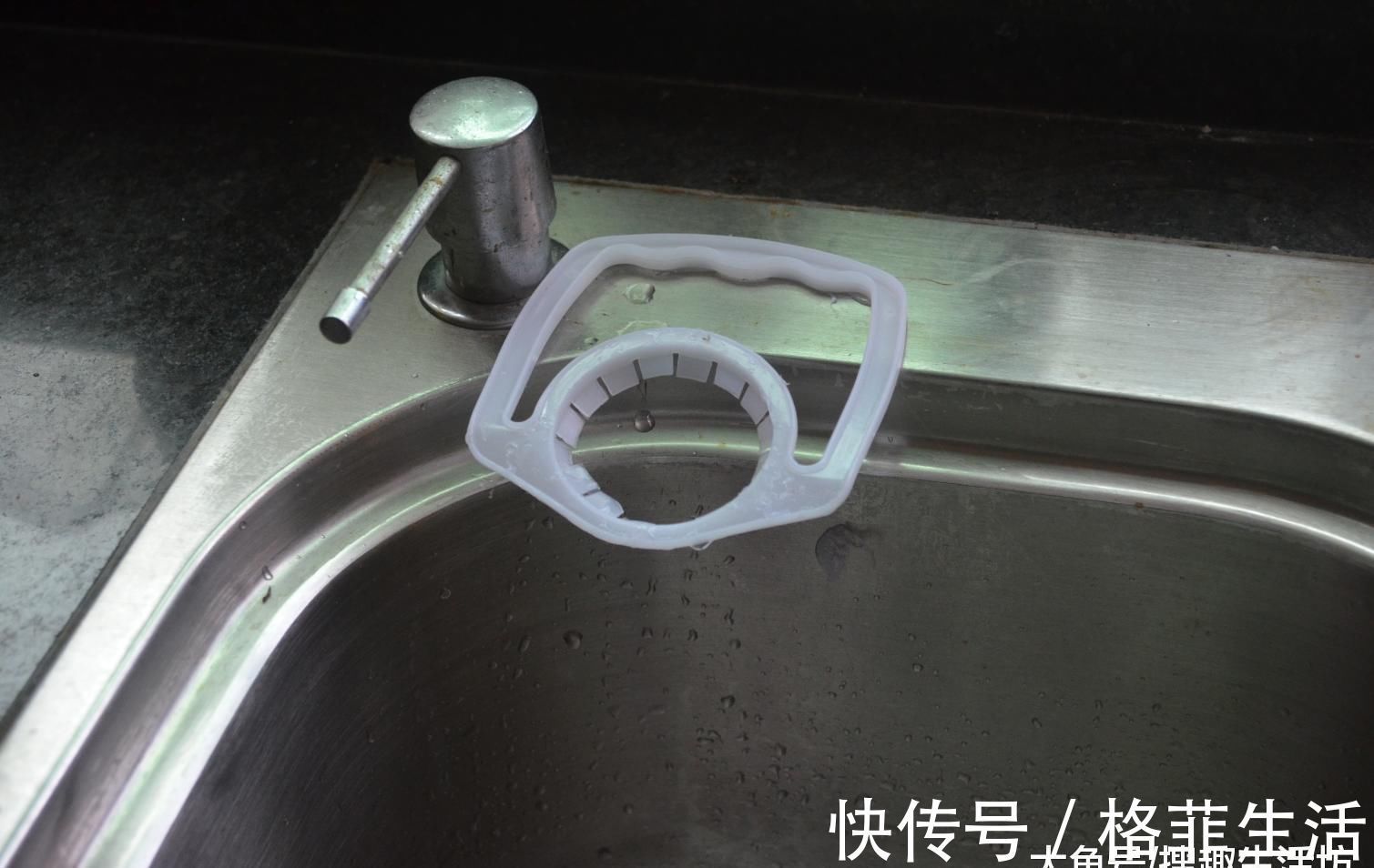 洗菜池边上放一个油桶提手, 作用太棒了, 解决了很多家庭的烦恼