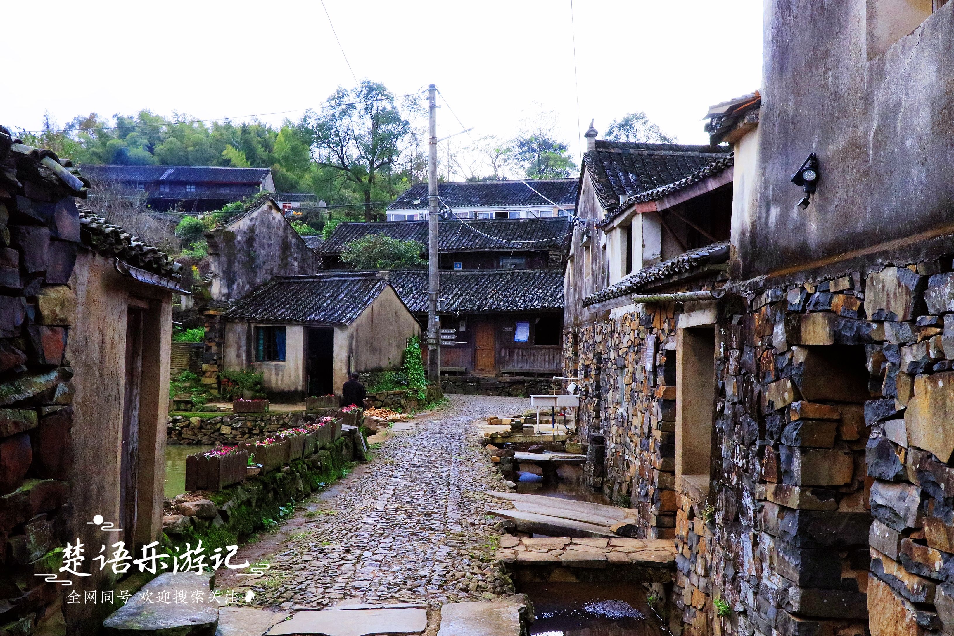 梅林|浙江有一个用石头建成的古村，古道穿村而过，如今美成世外桃源