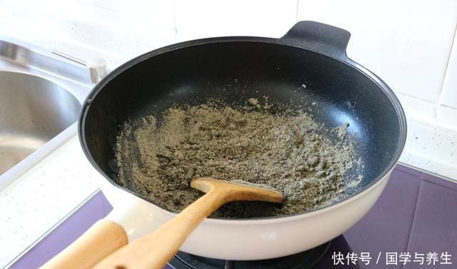 冬天常吃黑芝麻丸,教你三黑配方,不用九蒸九晒,做法太简单了