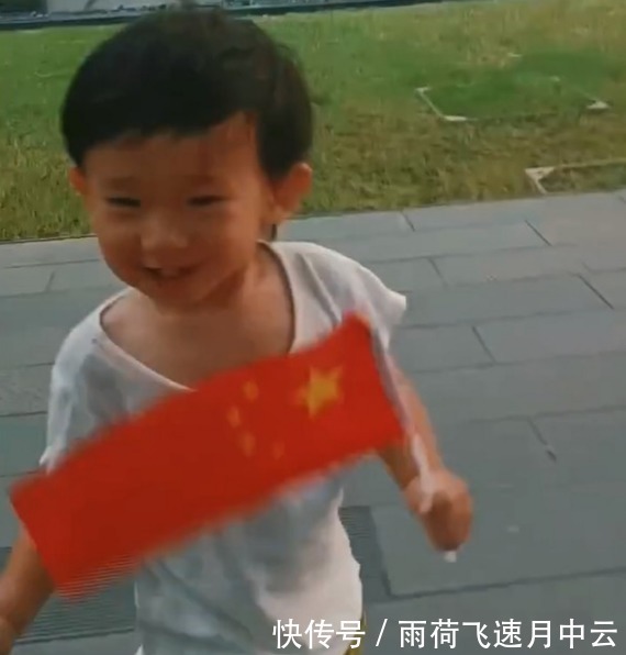 hoho|爱国先锋！陈小春1岁半小儿子正面照曝光，手执国旗开心挥舞狂奔