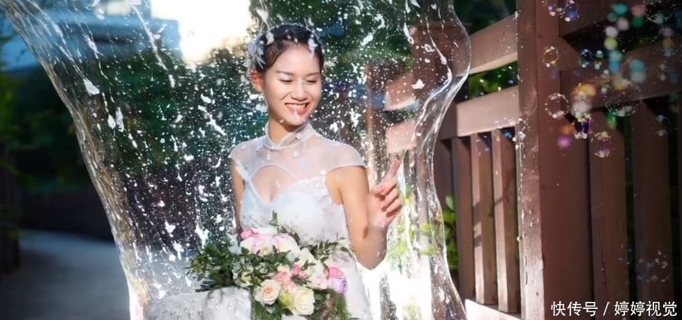 拍婚纱照|新娘坐在泡沫水中拍婚纱照,助理甩了50次,成片效果超棒