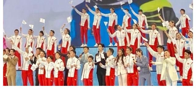 全红婵有多火?央视大合唱站C位,陈伟霆跟她热聊,邓超半蹲合影