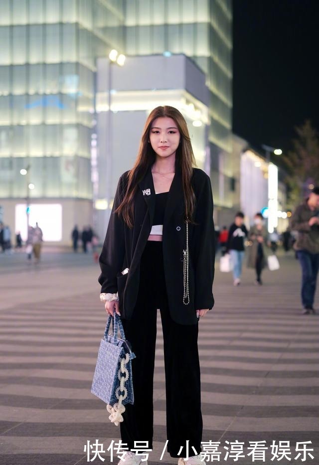 毛呢|入冬后别总穿阔腿裤,最近流行的“毛呢裤”,时尚保暖又遮肉