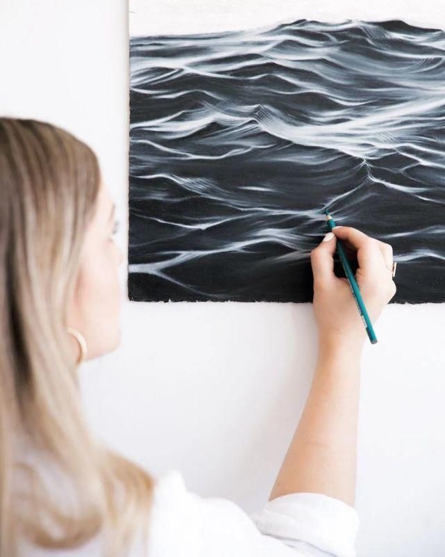 画家$美女画家耗费70根铅笔,用5周时间画了一幅海景,效果让人惊讶