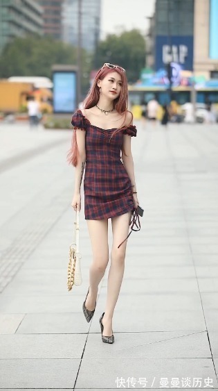 气质 紫色格裙穿出气质美少女,仿若“仙女下凡”,抬头那瞬间美了