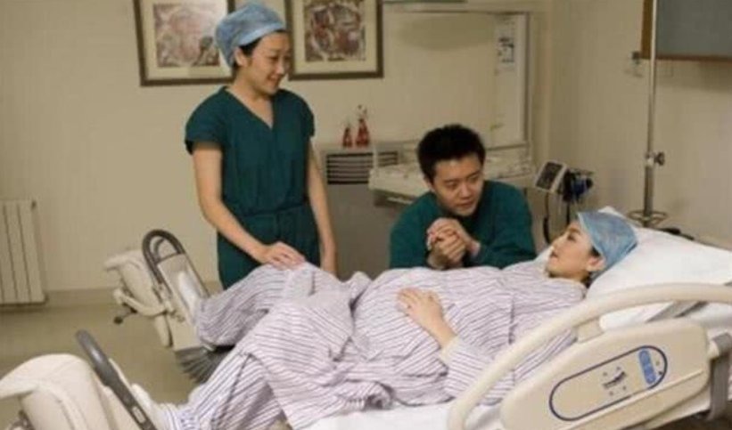 二胎|孕妈深夜生二胎,产房外女儿独自一人等待,孩子的话让护士哽咽