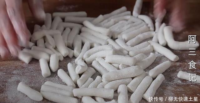  入适量|糯米粉这样做真是太香了，开水一烫，香甜酥脆，出锅全家抢着吃！