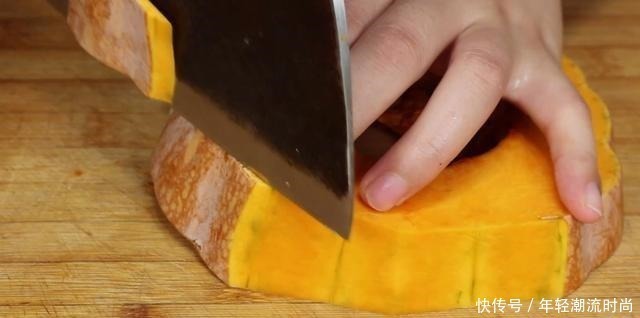南瓜别做南瓜饼了,教你个神奇做法,简单又美味,给肉都不换
