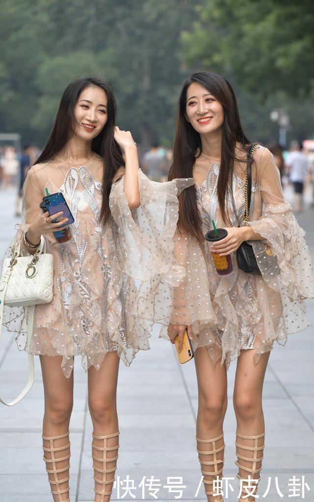 搭配|单肩百褶搭配,清新时尚,彰显气质自信