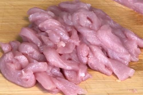 “京酱肉丝”做法简单,老百姓的家常菜,酱香味美,全家人抢着吃