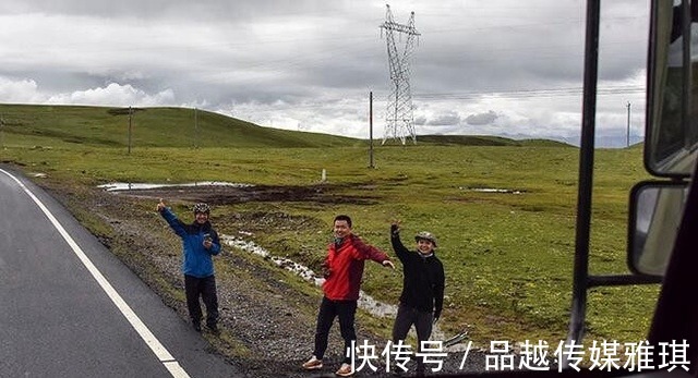 藏族|川藏线上，汽车兵的独特待遇，藏民看到汽车兵都是这个姿势