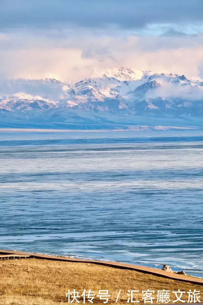 翻雪山穿沙漠，流连异域小镇，寻访新疆烂漫“花火”