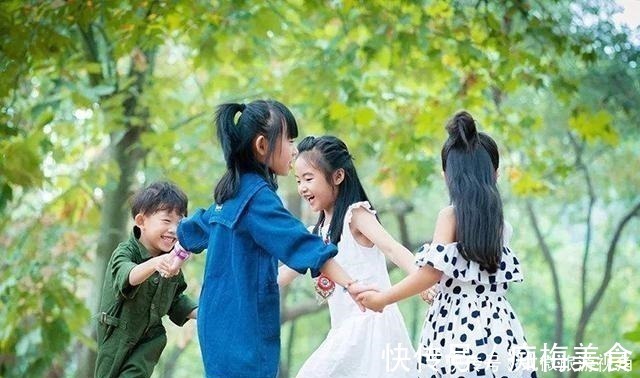 小棉袄|孩子“宅在家”和“出去浪”,长大后差距明显,尤其是这三个方面