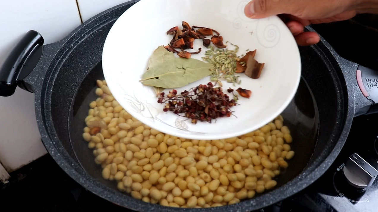 黄豆别再打豆浆了，教你一个更营养的做法，香辣开胃下饭，超好吃