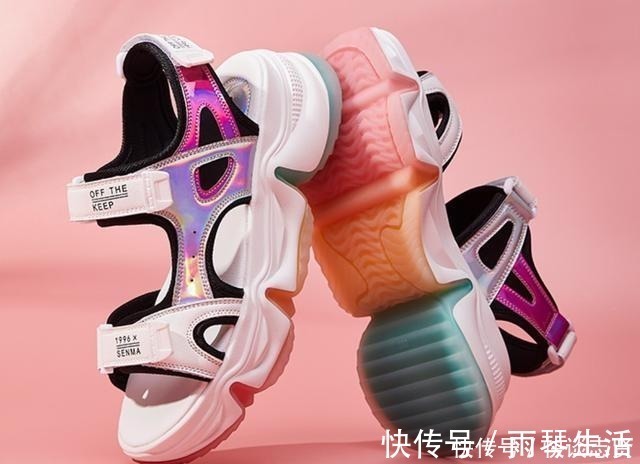 一字带凉鞋 偷偷告诉你,那些真正有品位的人都在穿什么鞋