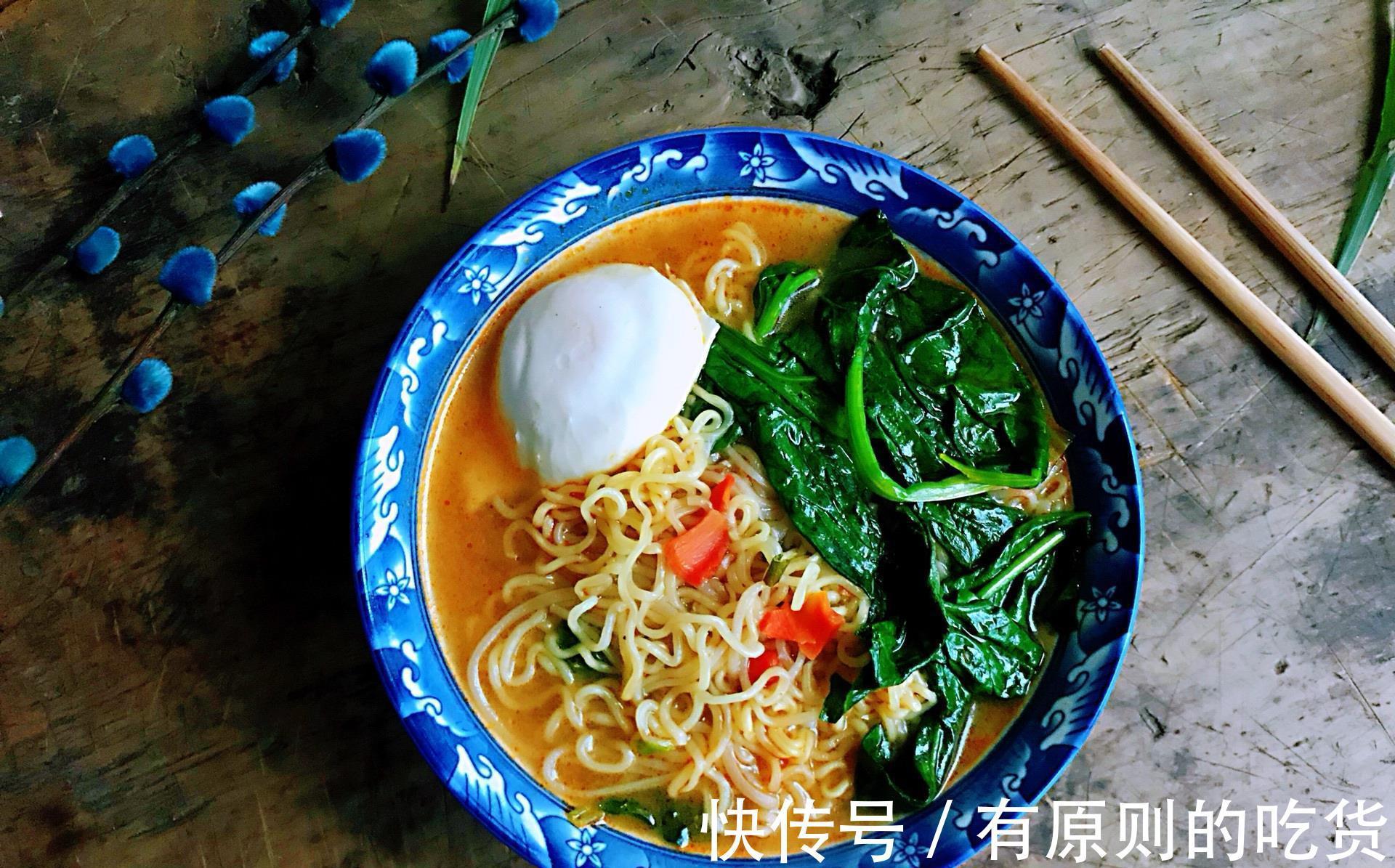 顺序|煮泡面时,先放料包还是面饼?顺序做不对,难怪油水大还不好吃