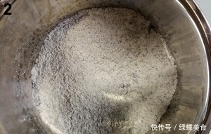 蒸馒头别再只用面粉了,多加一样东西,做出来更香更有嚼劲