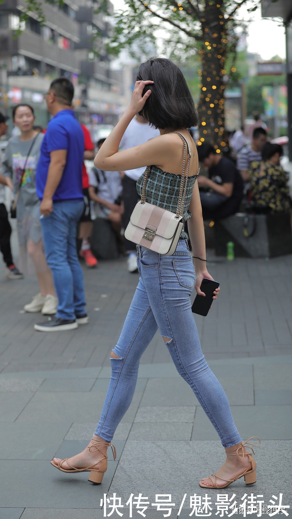 紧身裤|牛仔裤怎么搭配更时髦?选对上衣和鞋子,清凉时髦显身材