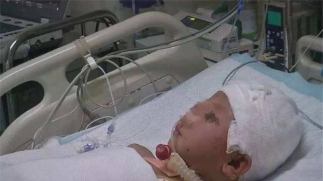 扔到|女儿抢过爸爸的手机扔到水里,爸爸愤怒的行为,女儿再也没有醒来