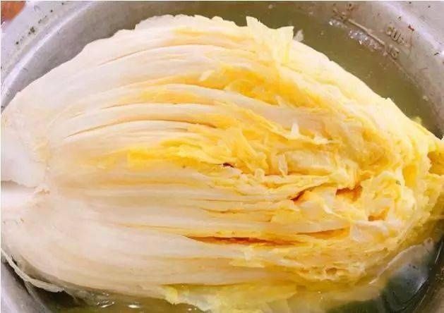 腌酸菜，还只傻傻的放盐？奶奶的祖传方法，7天味变酸，1年也不坏