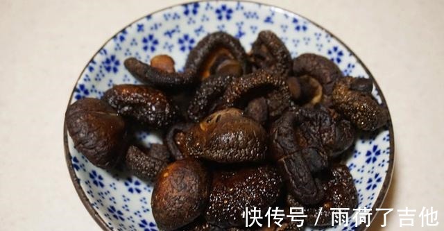浸泡|香菇炸一炸,炒一炒,做成美味家常菜,好吃下饭,超香!