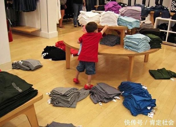 车主|熊孩子连续掰断14根“豪车车标”,爸爸处理方式获赞,车主消气