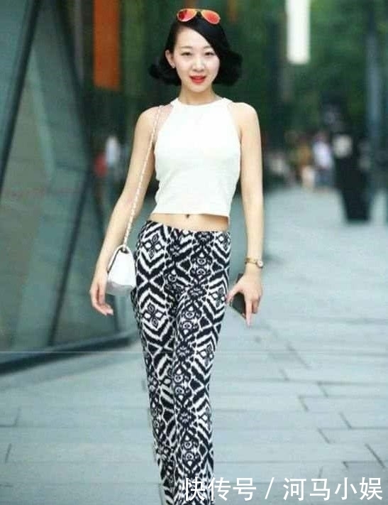 街拍:美女身上的白色修身连衣裙,典雅而百搭,看上去又不同寻常