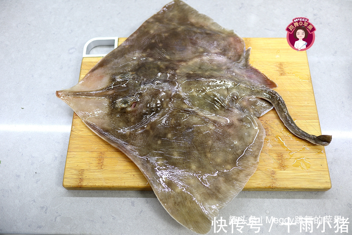 这鱼被称“老板鱼”,是魔鬼鱼的亲戚,全身无刺,鲜美不舍得挪筷