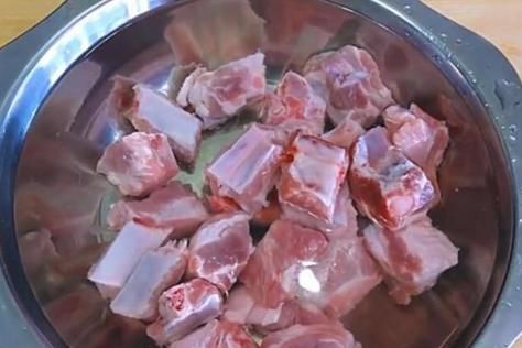 炖排骨,有人焯水,有人直接炖,这才是正确做法,排骨鲜嫩又入味