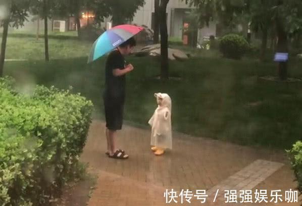宝宝|“不省心奶爸”带娃一起淋雨火了,奶奶拎着扫把还有3秒到达现场