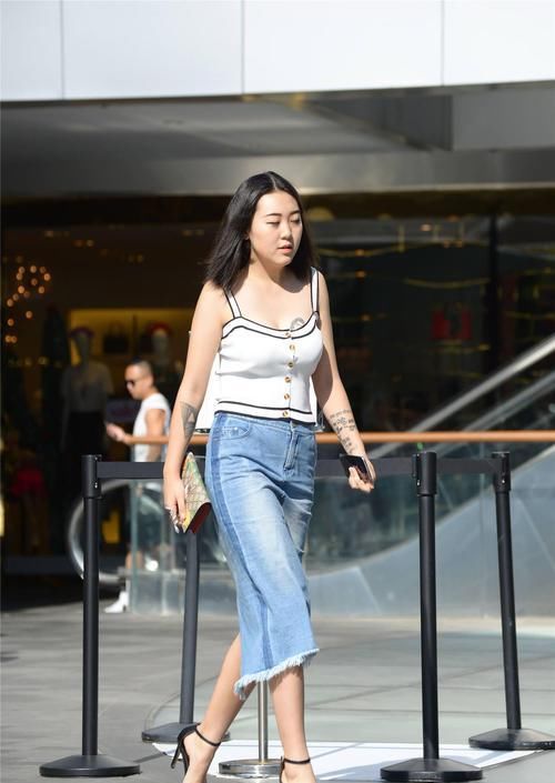 高腰牛仔筒裙搭配一字带细高跟，微胖身材也可以搭配出时尚美