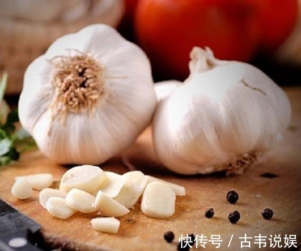 枕头|睡前在床边放几掰大蒜,不出一月,身体会收获3大喜人变化!