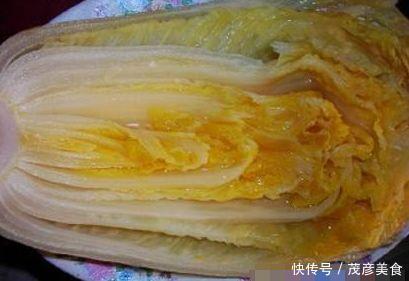 东北婆婆教我腌酸菜,不加一勺盐,只需这样做,酸菜脆嫩爽口!