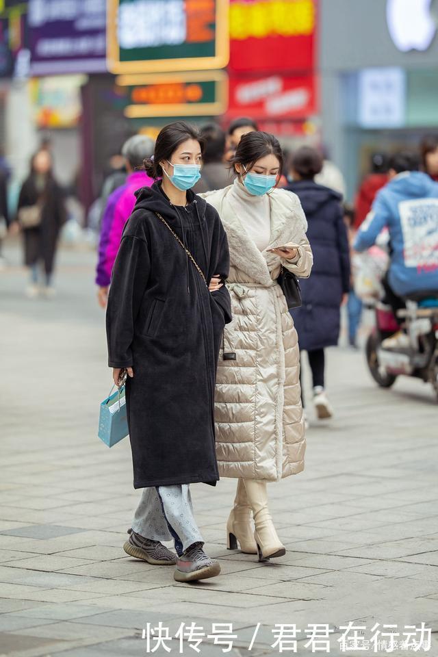 冬天选择羽绒服，搭配高筒马靴，保暖洋气衬托气质