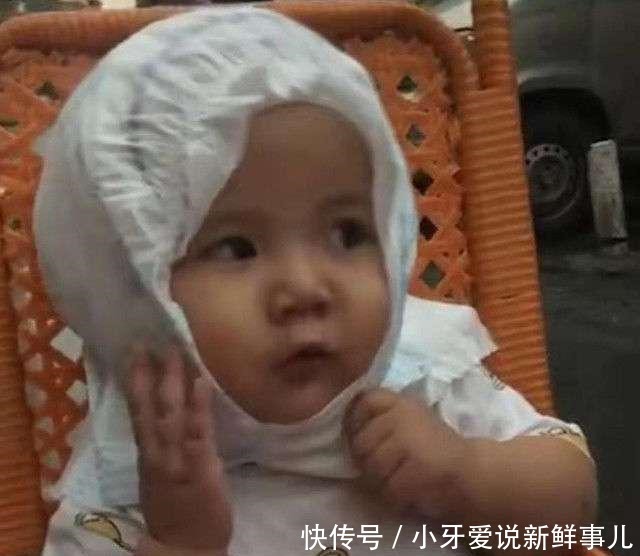 宝妈带宝宝出门突然下起雨，宝妈急中生智的做法，让人忍不住想笑