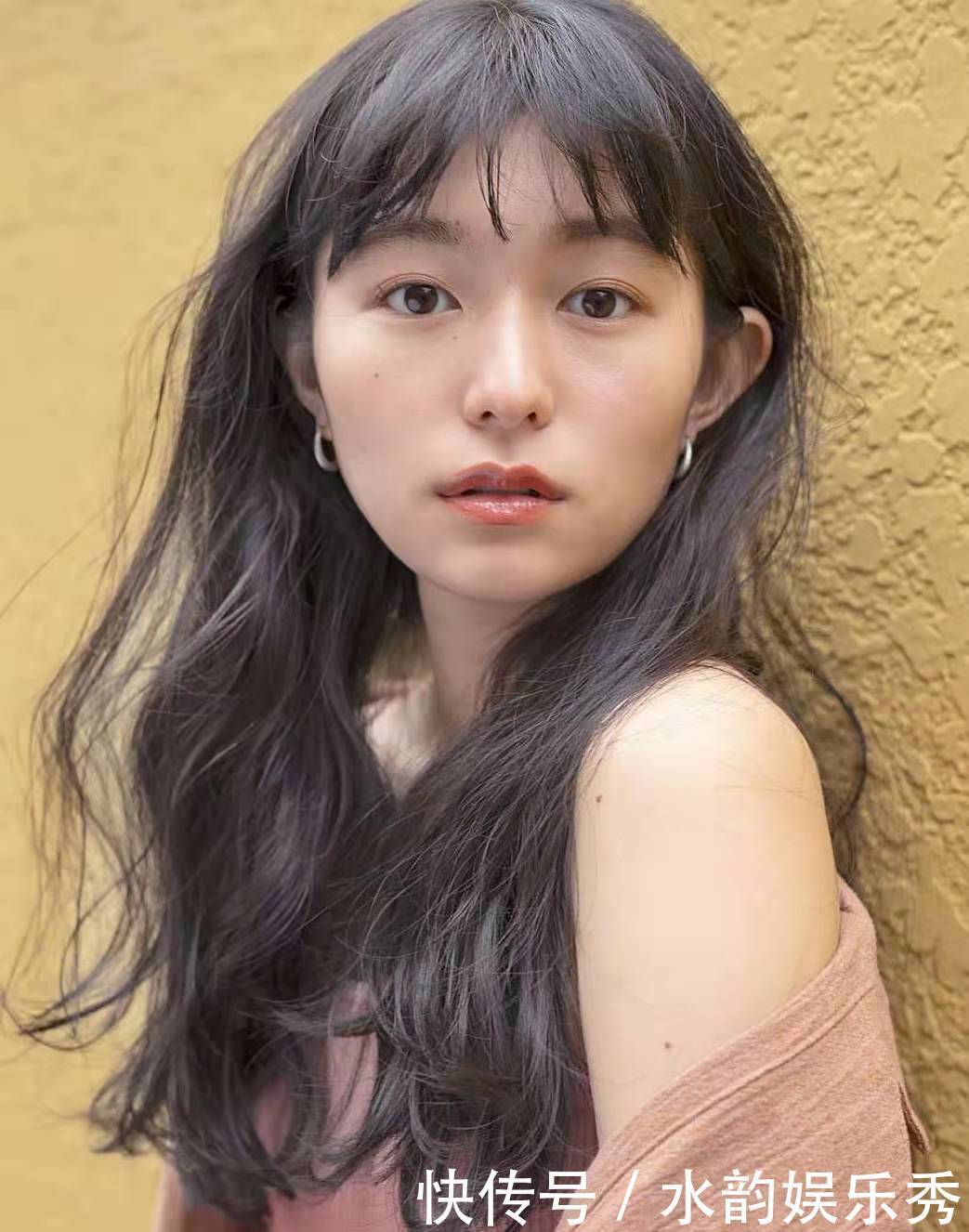 羊毛卷已经“失宠”了,今年流行“烫大弯”,长发短发都能烫