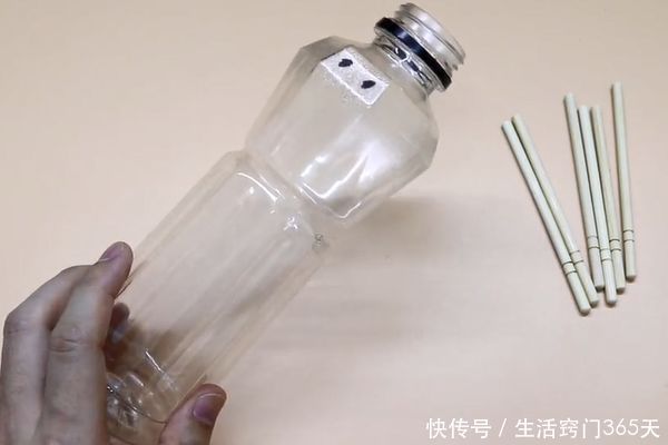 塑料瓶上插几根筷子，放在家里好看又实用，赶快动手做一个吧！