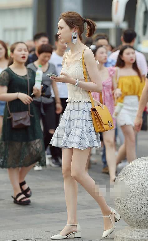 好看|街拍时尚小姐姐一身打扮真有气质,小姐姐这样搭配超好看