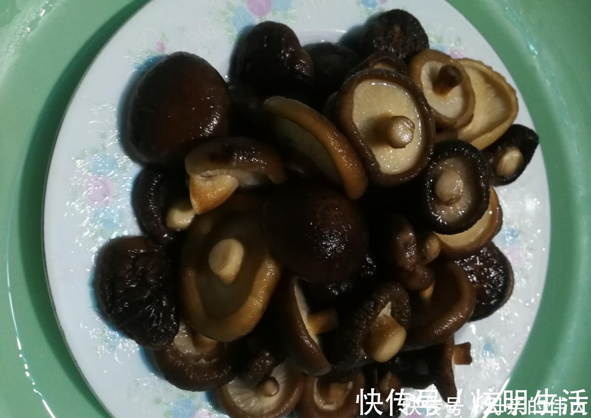 肉馅|用香菇包饺子不是越新鲜越好吃，选对做对，饺子馅才能鲜美又好吃